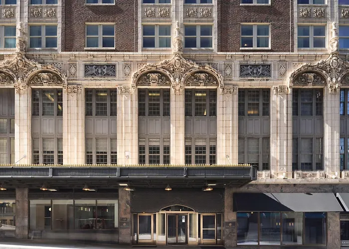 Kid friendly hotel Phillips Kansas City, Curio Collection By Hilton
